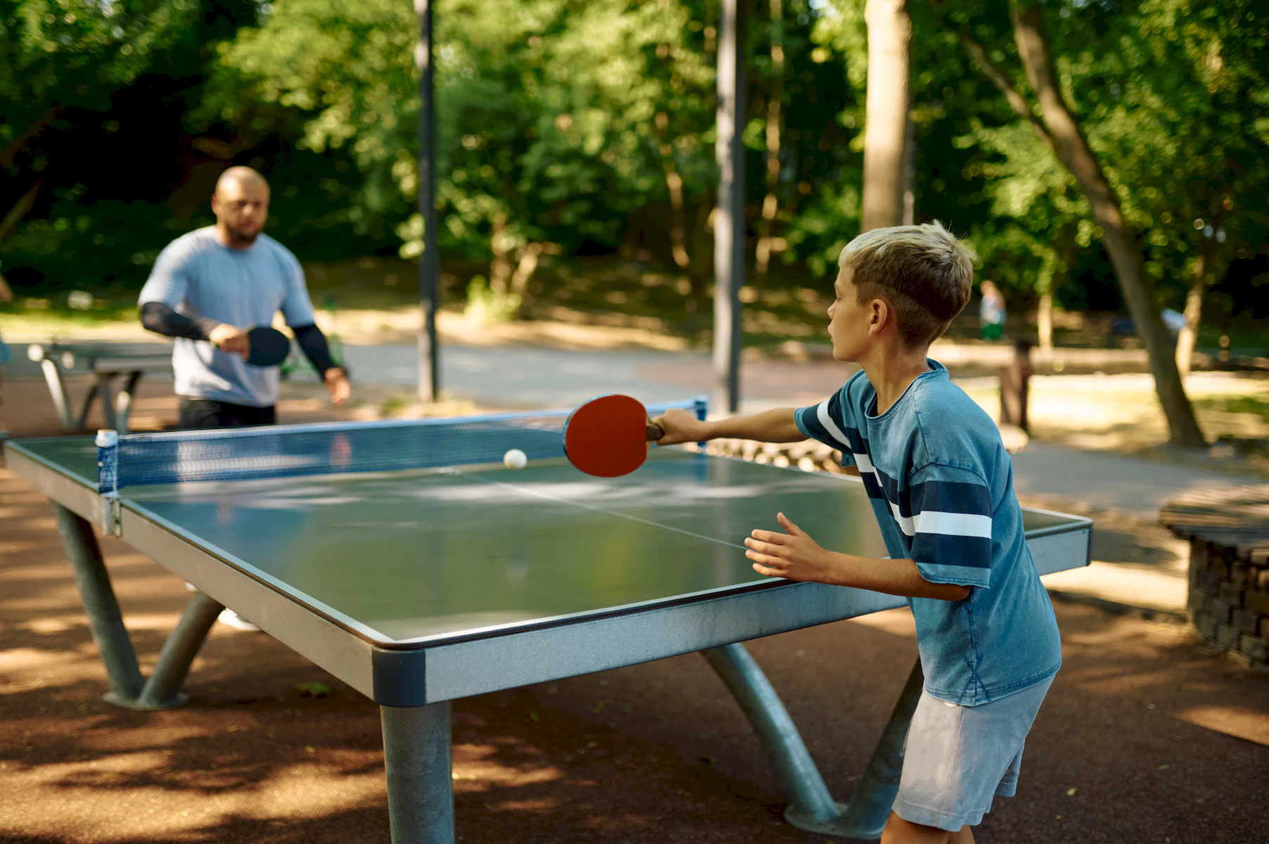 Enfants jouant au ping-pong