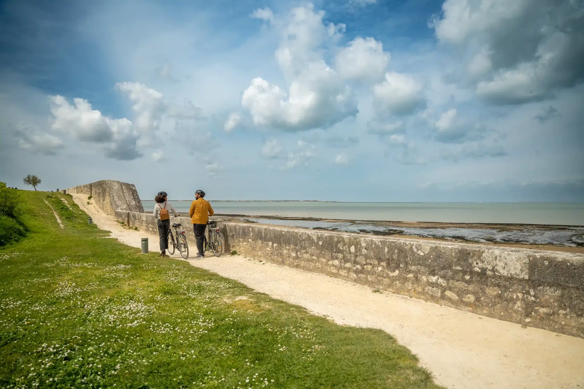 Couple on bike on the ramparts of Oléron