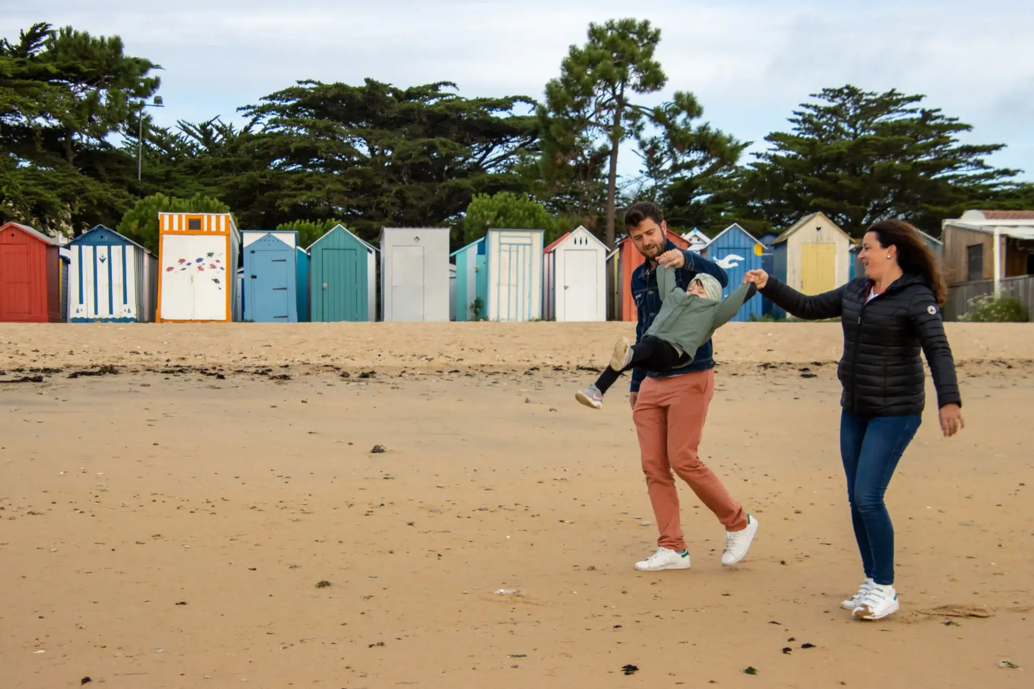 Famille se promenant sur la plage de la Boirie