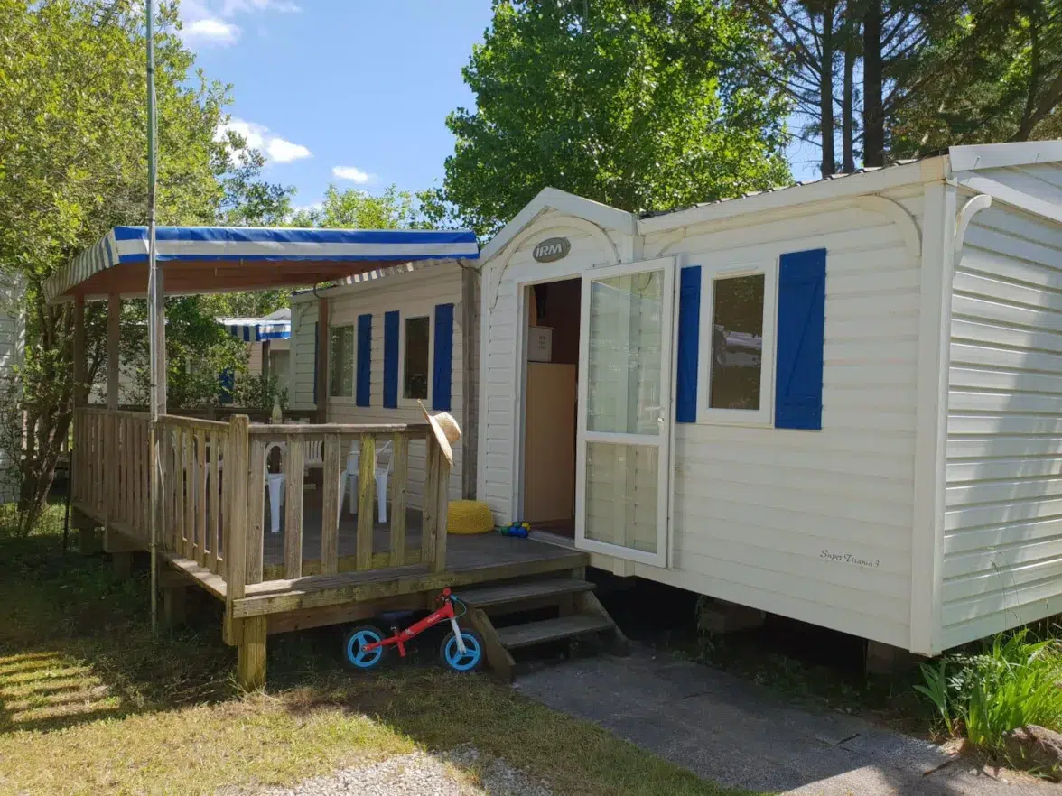 Vue extérieure sur un mobil-home Classique 3 chambres pour 6 personnes avec sa terrasse