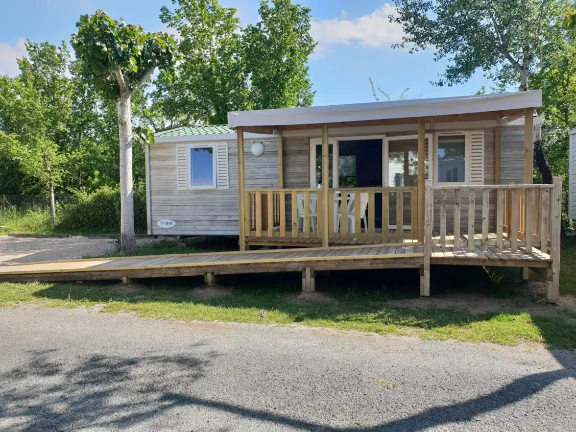 Vue extérieure sur le mobil-home en bois pour personne à mobilité réduite