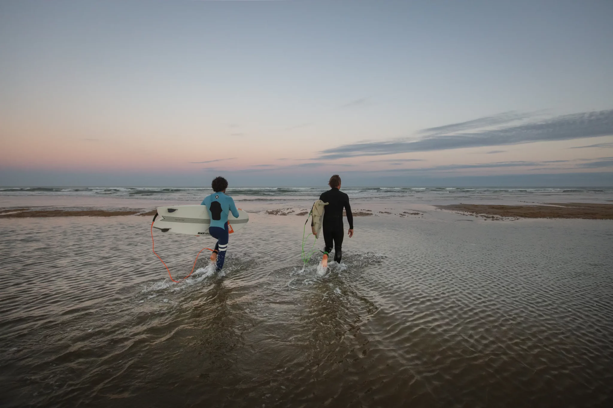 Surfers entering the ocean 41024