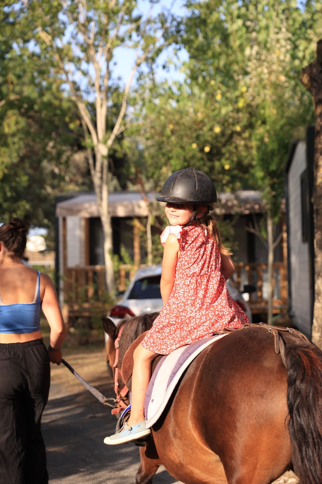 enfant sur un cheval au camping