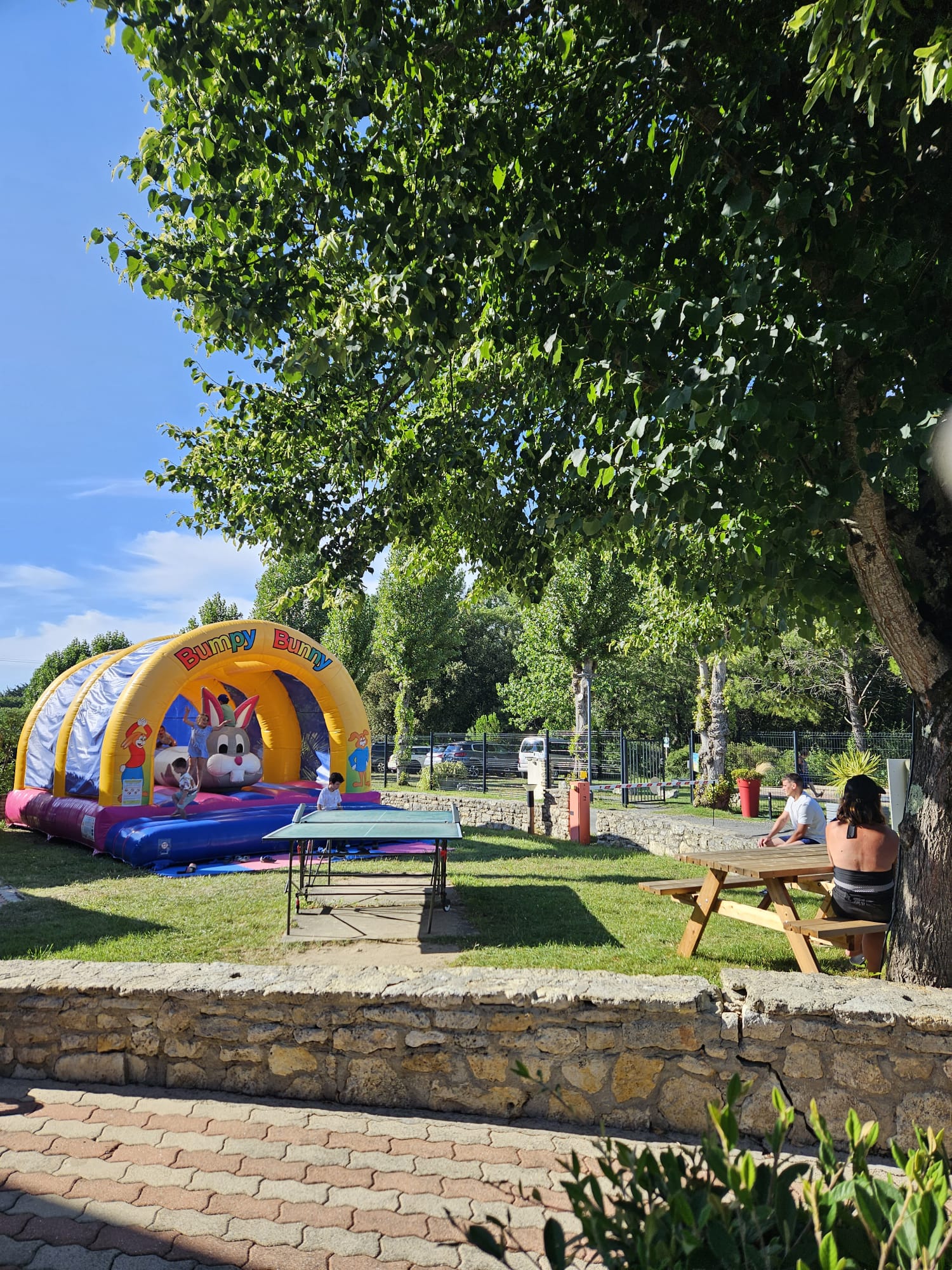 Play and relaxation area at the Fief Melin campsite