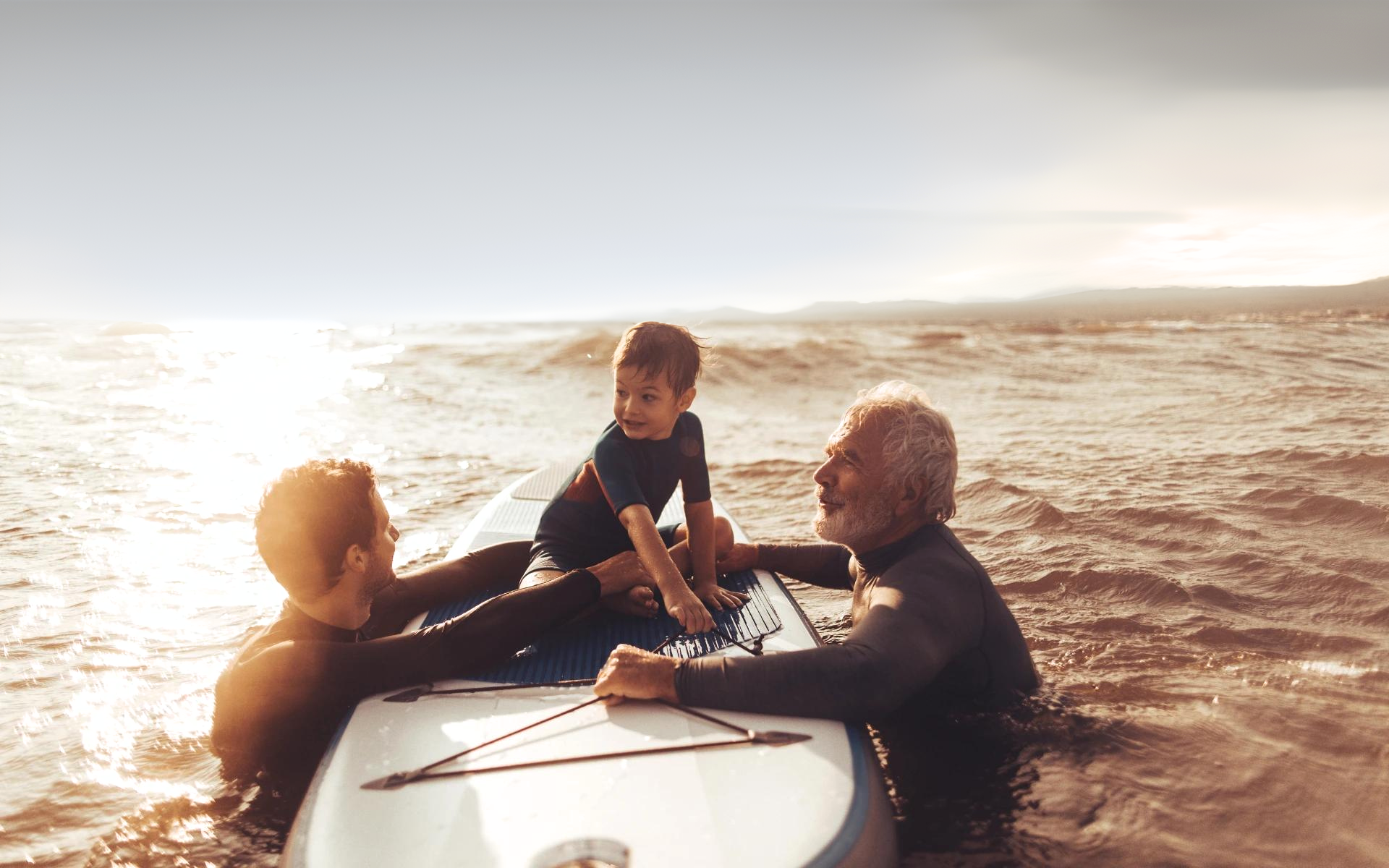 grand pere et enfant sur la mer