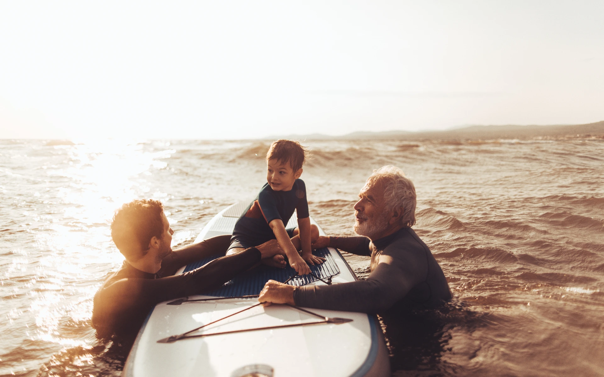 pere grandpere et fils surf ocean