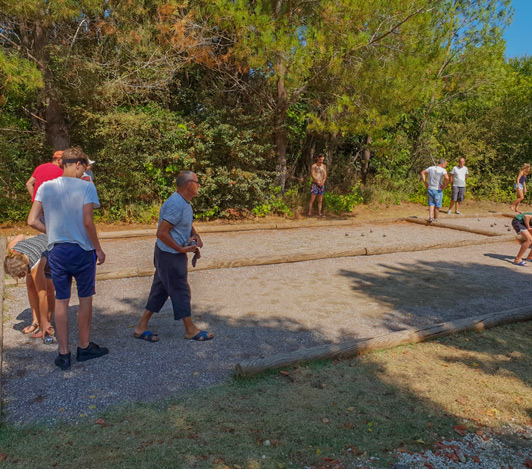 Terrain de pétanque et joueurs au camping Le Fief Melin