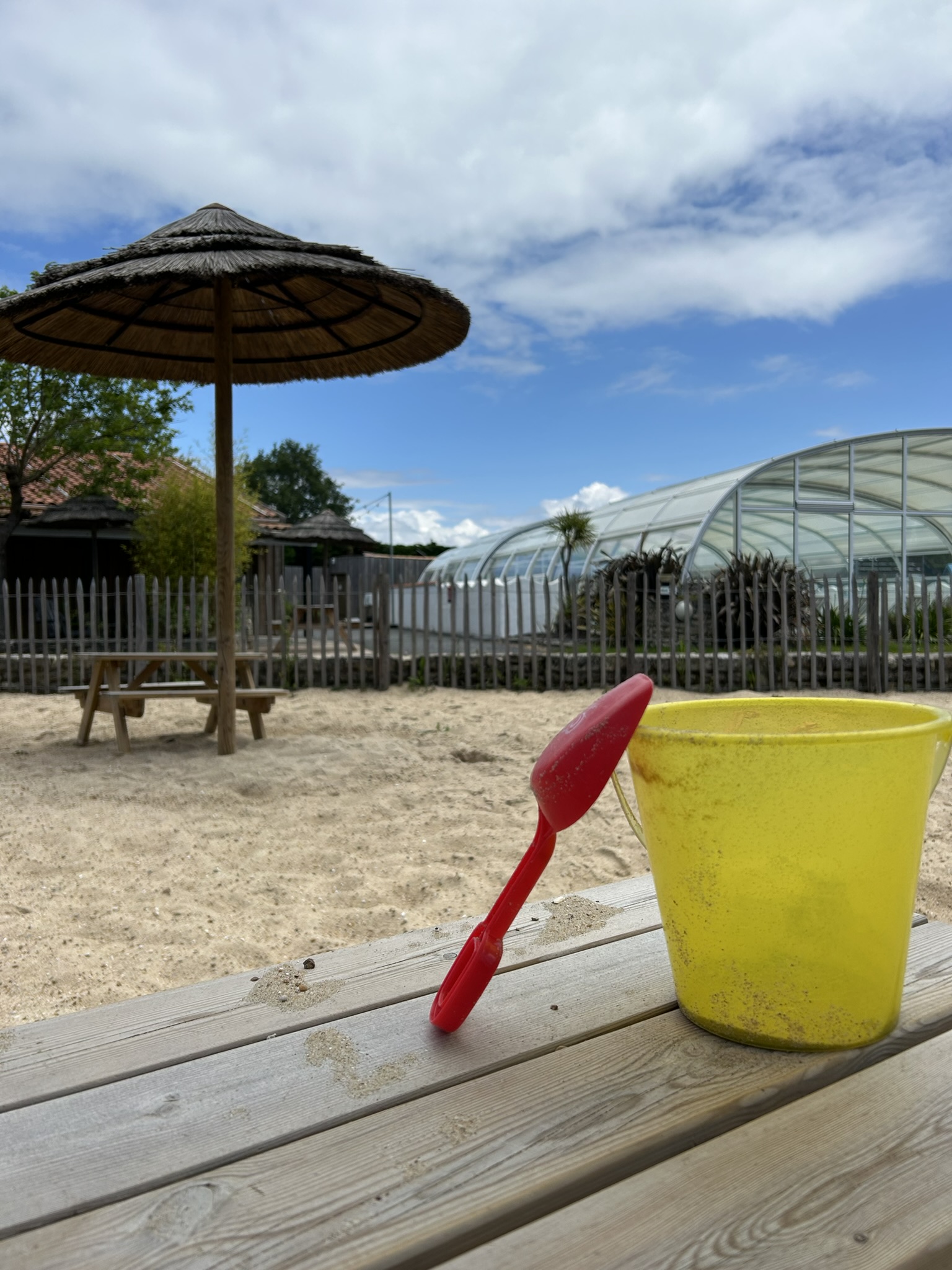 Le camping Le Fief Melin dispose d'un bac à sable avec seaux, pelles et râteaux pour le plus grand plaisir des tout petits !