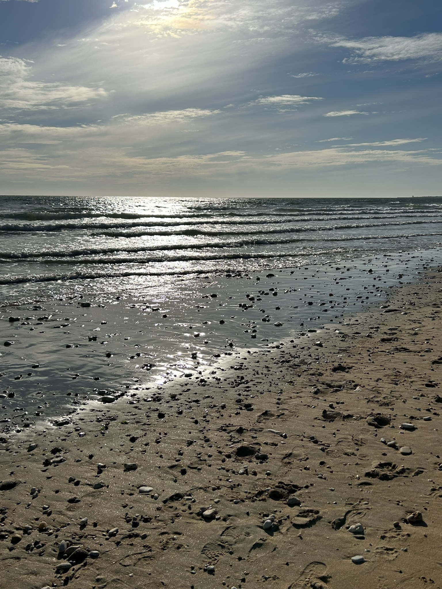 Les reflets du soleil sur l'océan à la plage de Vert-Bois