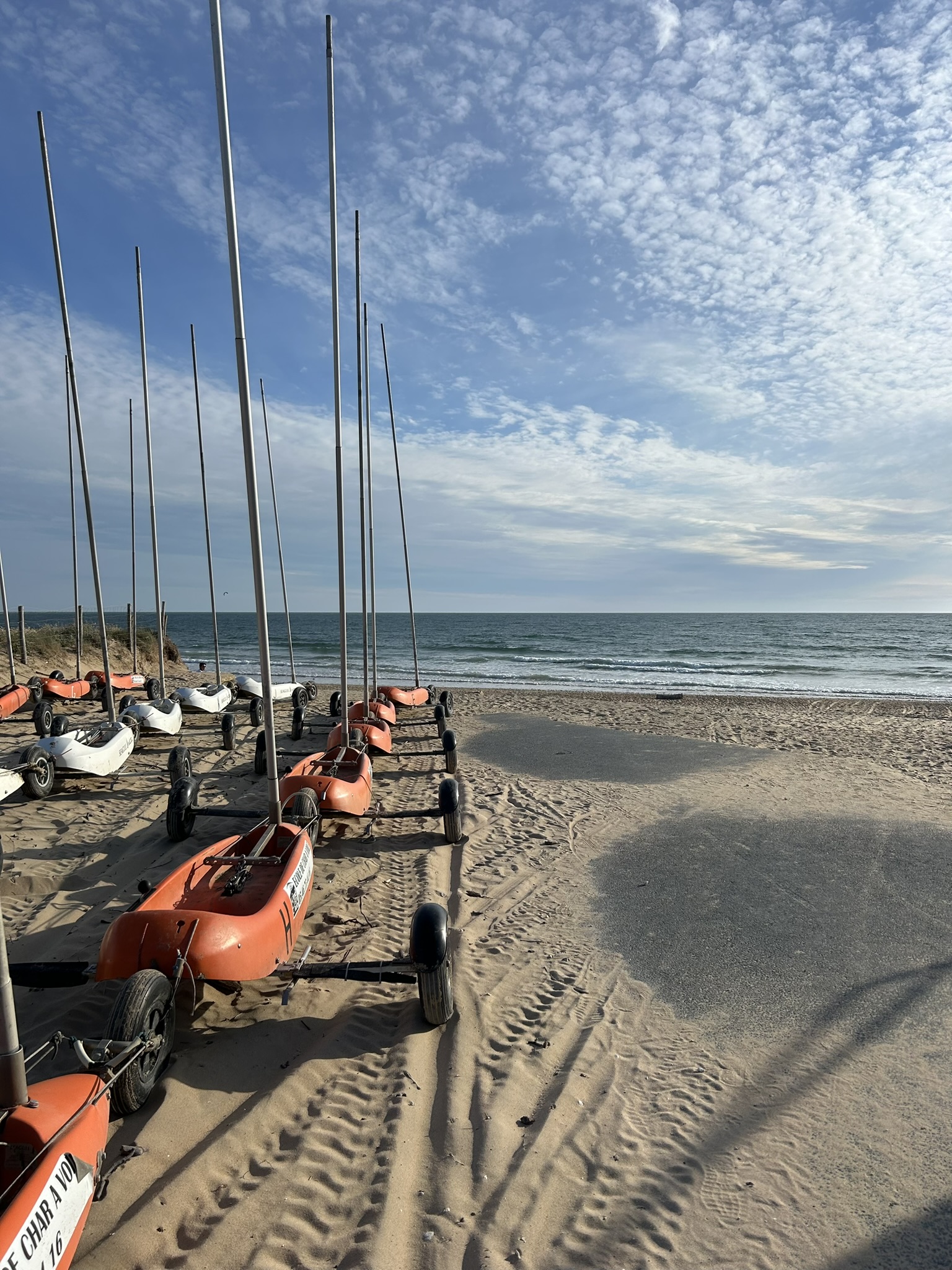 Vue sur la plage de Vert-Bois avec les chars à voile en premier plan