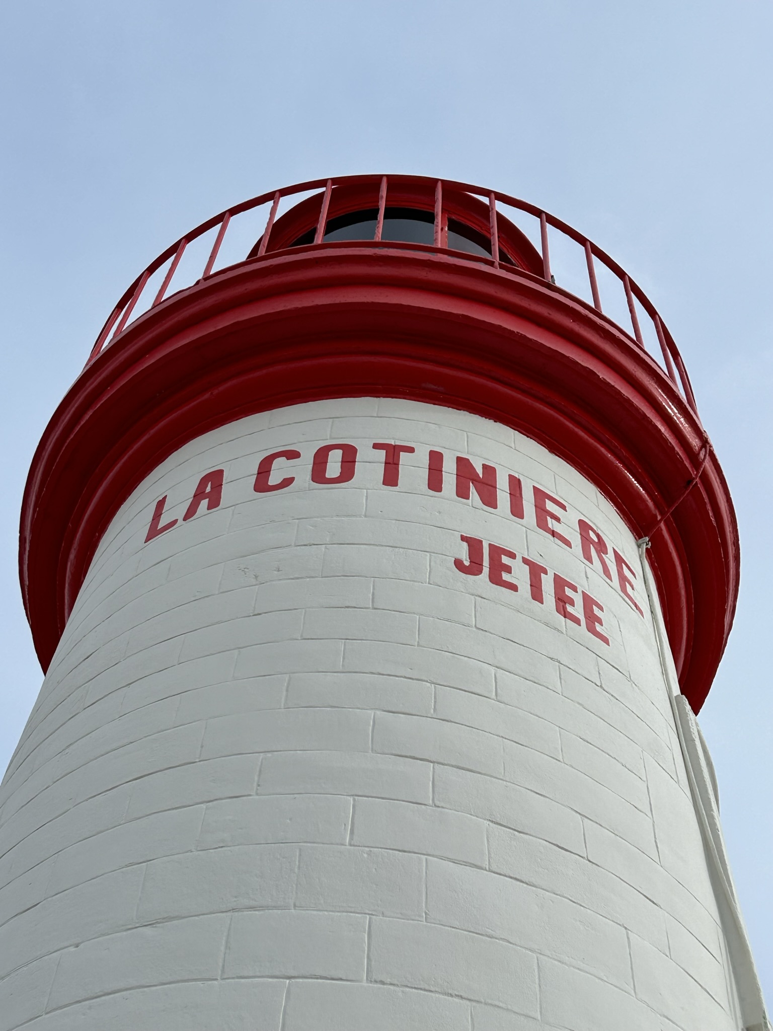 Phare rouge et blanc du port de La Cotinière en gros plan