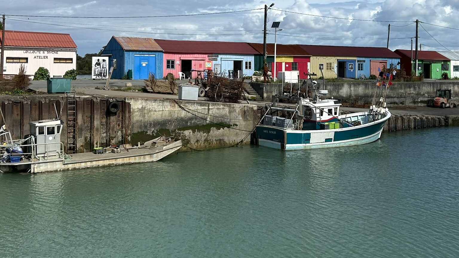 Saint-Trojan et son chenal avec cabanes colorées et ses bateaux