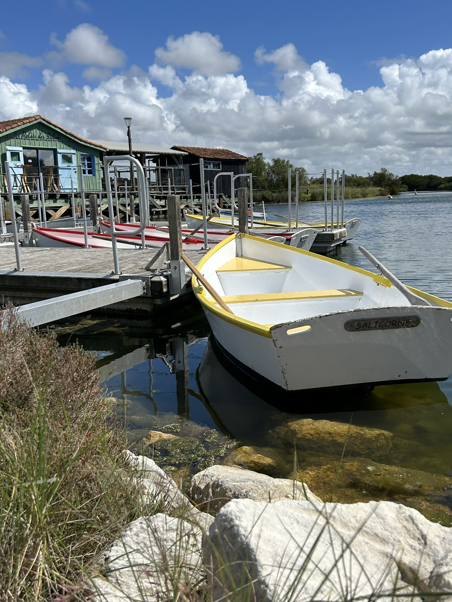 Le Port des Salines avec une barque jaune et blanche en premier plan