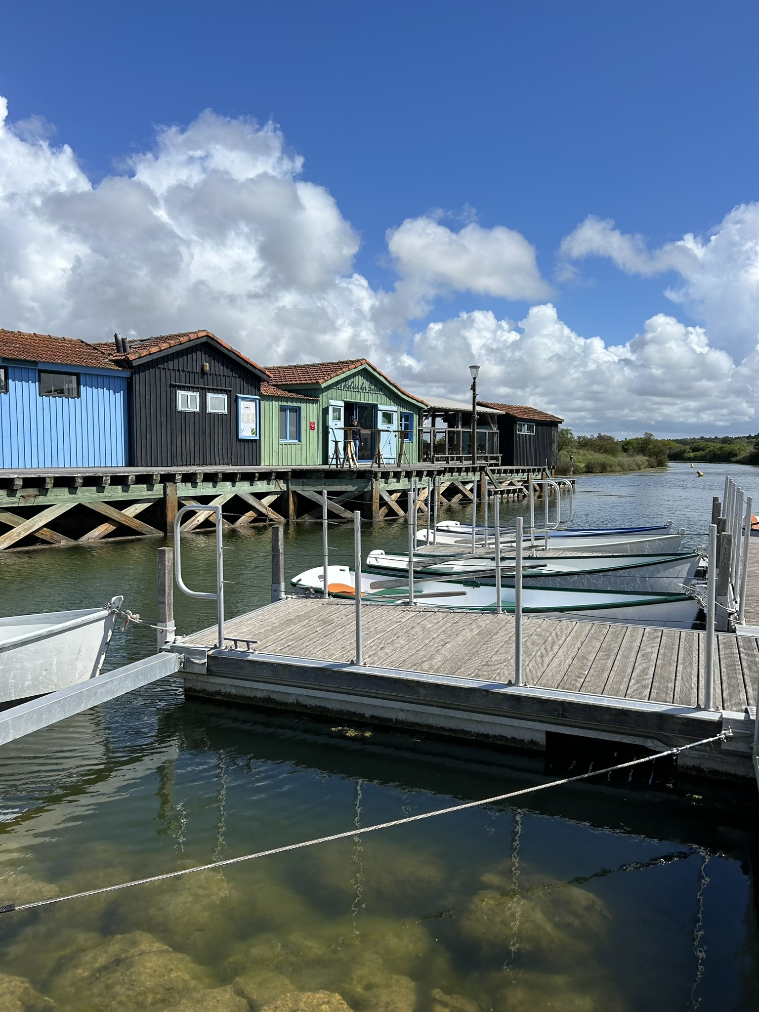 Ponton et cabanes colorées au Port des Salines