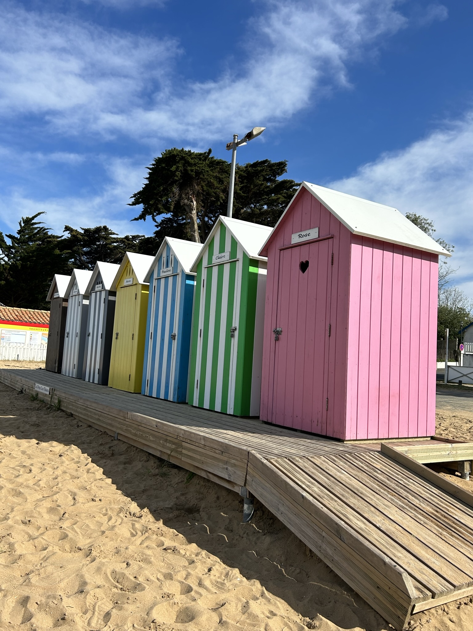 Cabines de plage colorées à La Brée-les-Bains