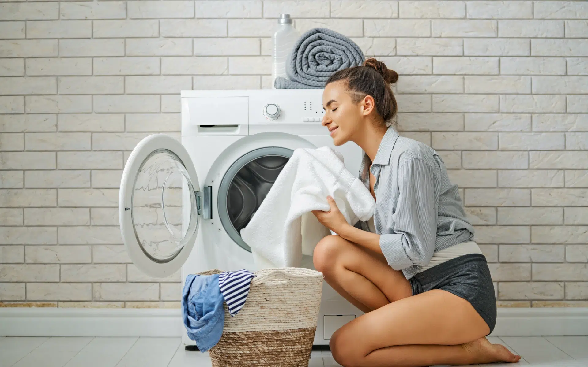 femme machine a laver laverie