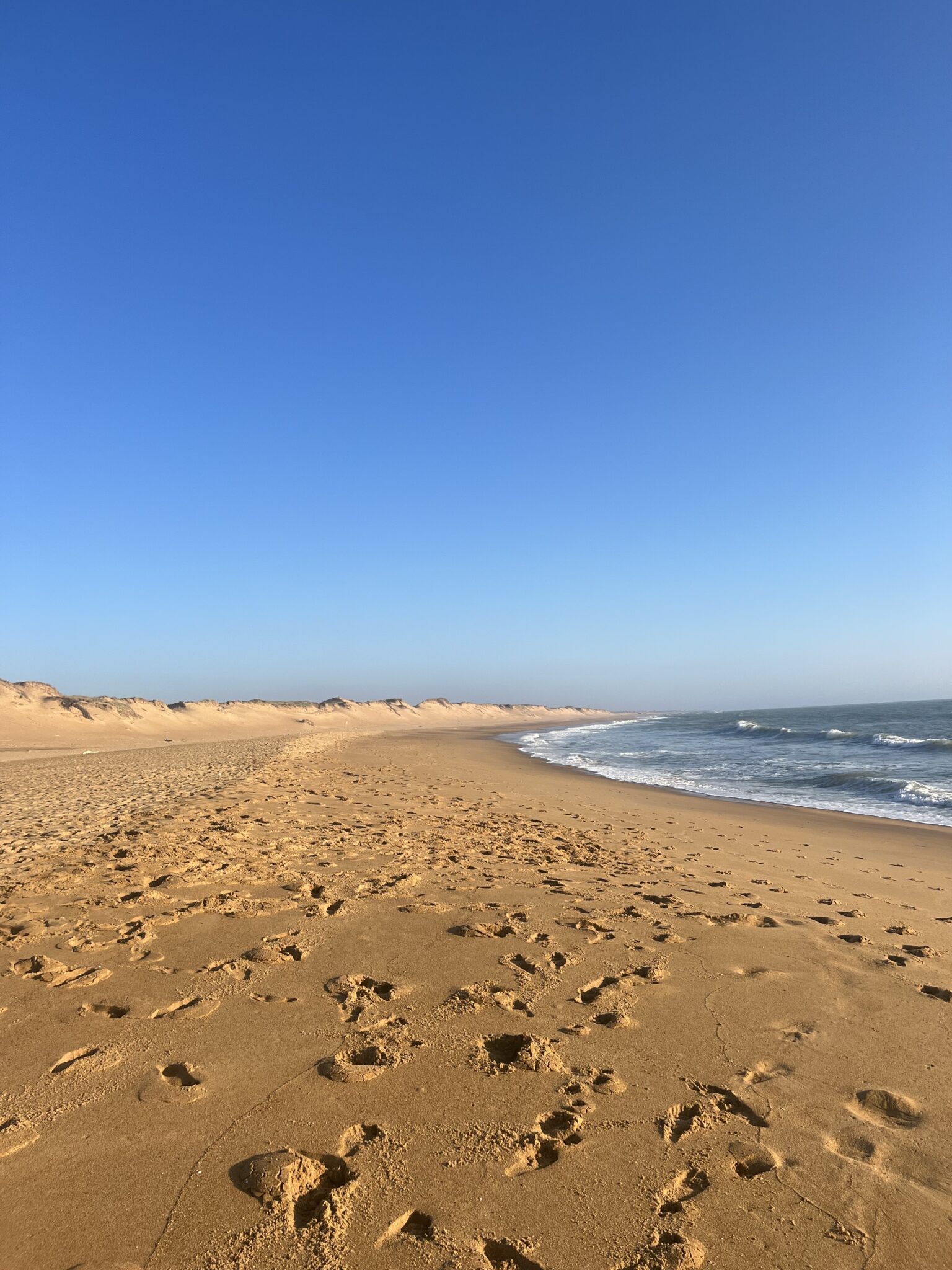 empreintes de pas sur la plage