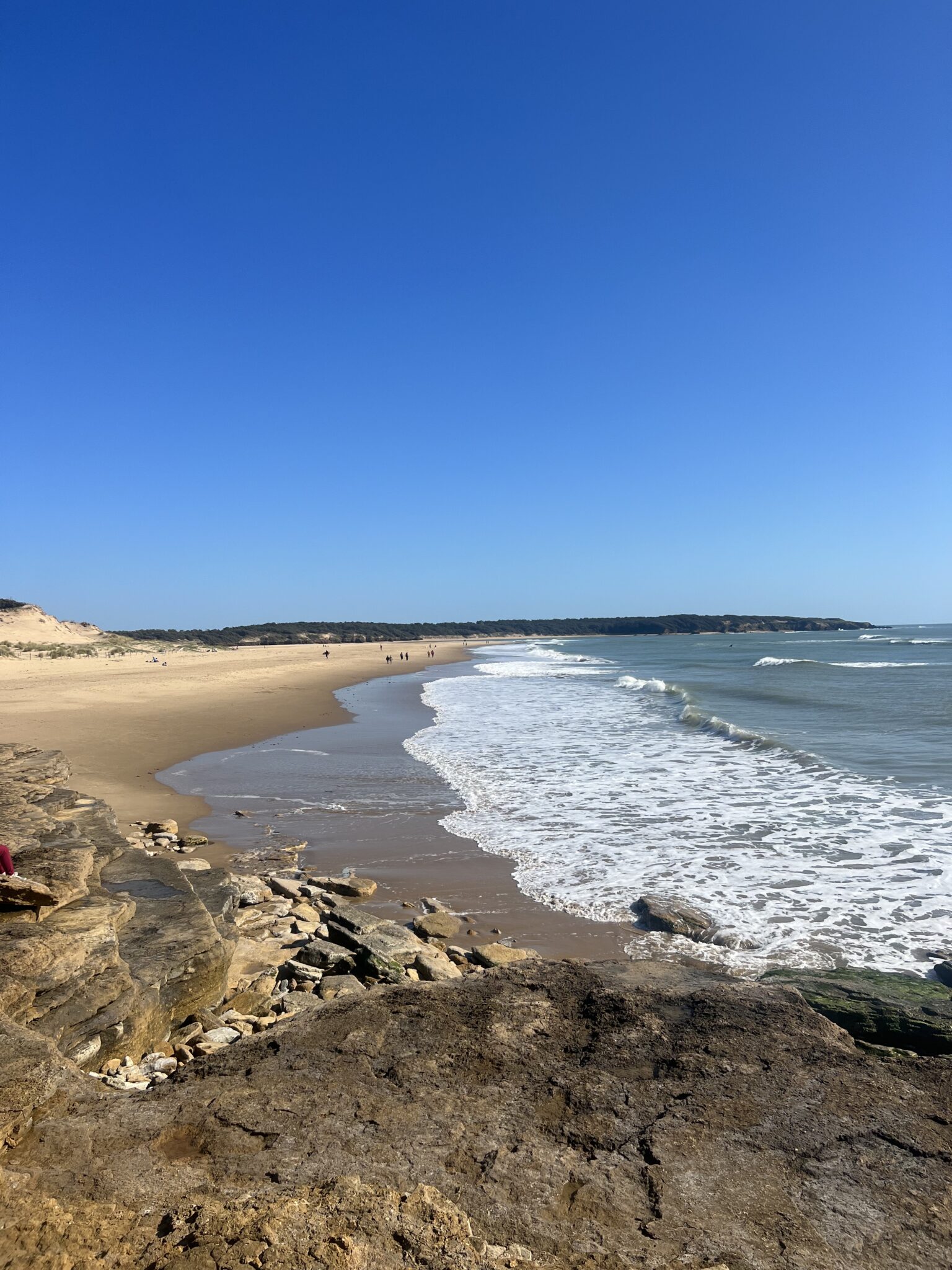 rocher devant la plage en vendée