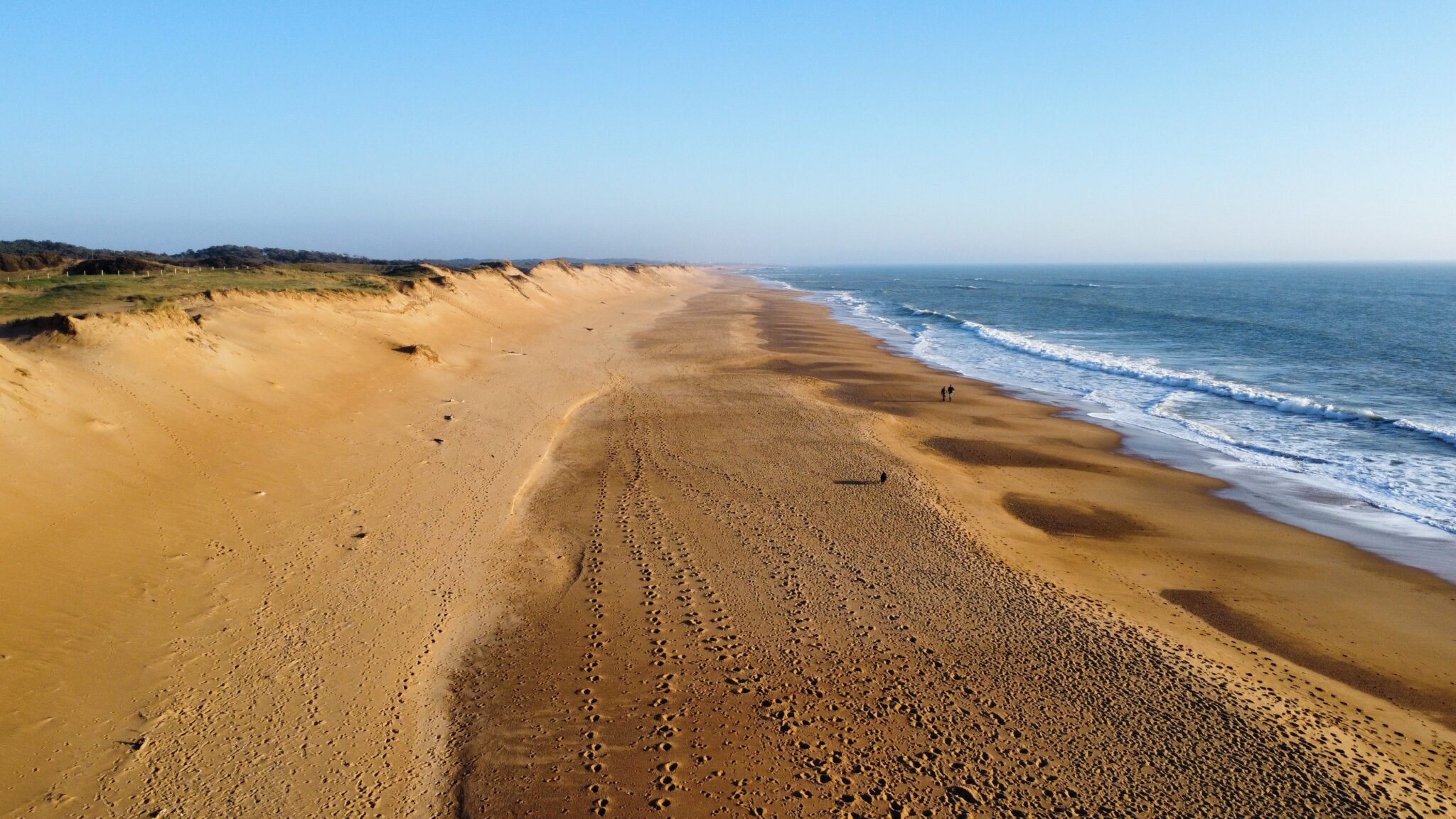 les plus belles plages de vendée sous ciel bleu près du roc