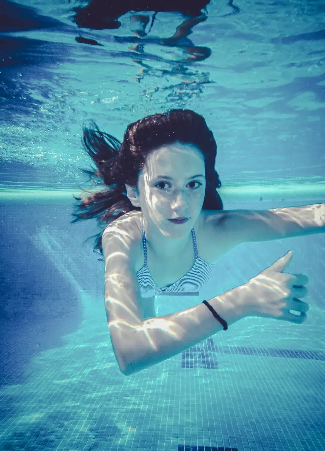 fille sous eau piscine