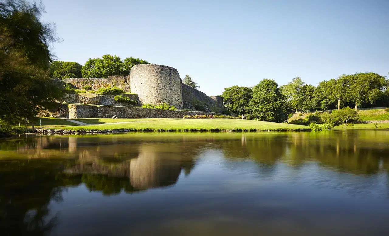  Visiter Brem-sur-Mer : Les top spots à découvrir
