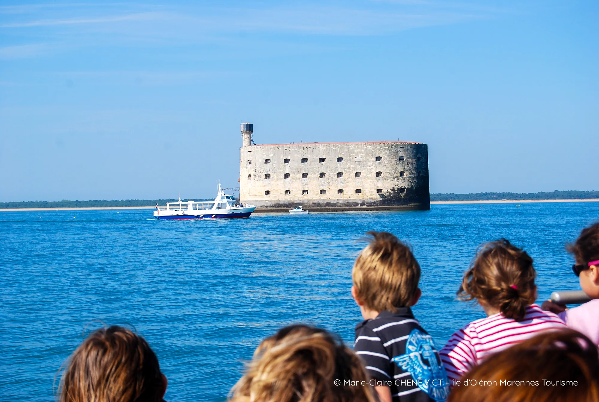 Enfants a bord d un bateau admirant le Fort Boyard