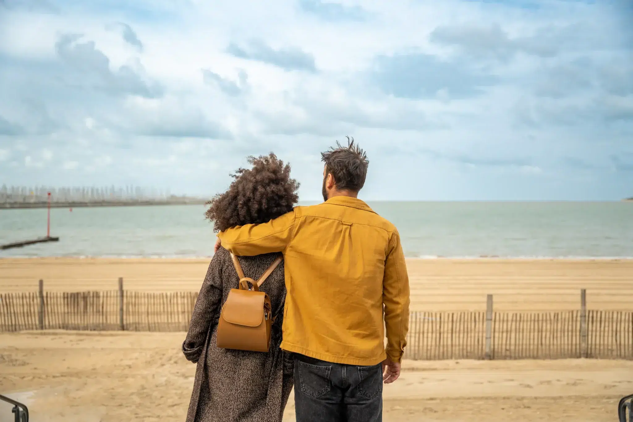 Couple sur la plage de la Concurrence faisant face au port de plaisance 49375