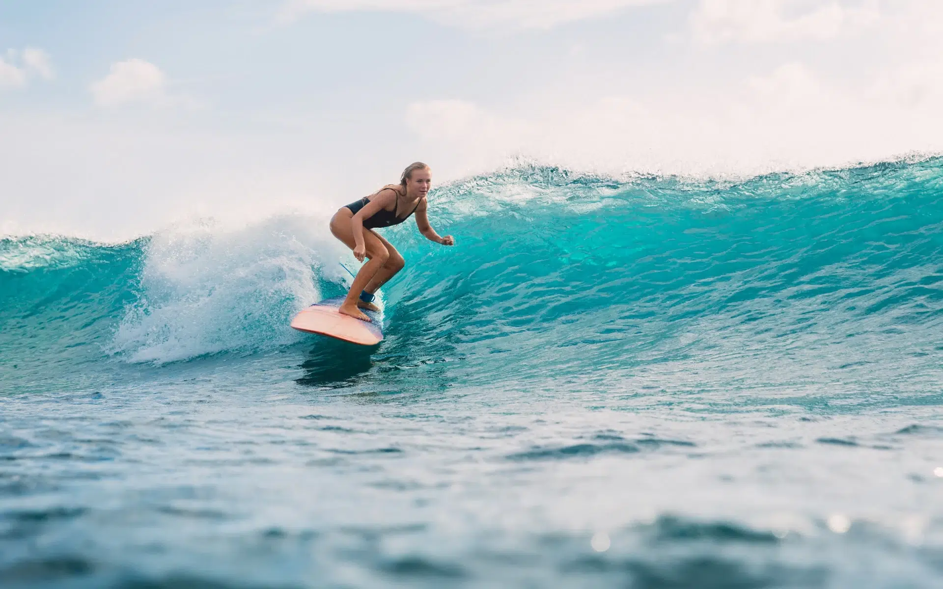 femme fait du surf