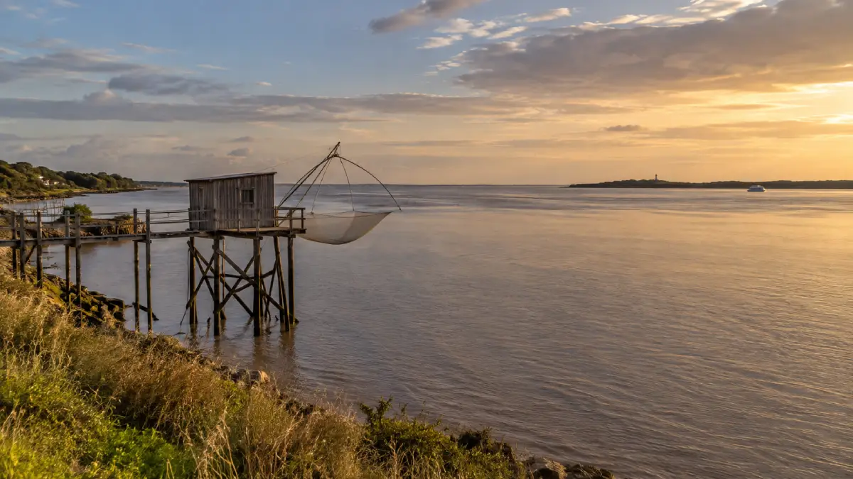 Cabane de pêche au carrelet sur l'estuaire de la Gironde