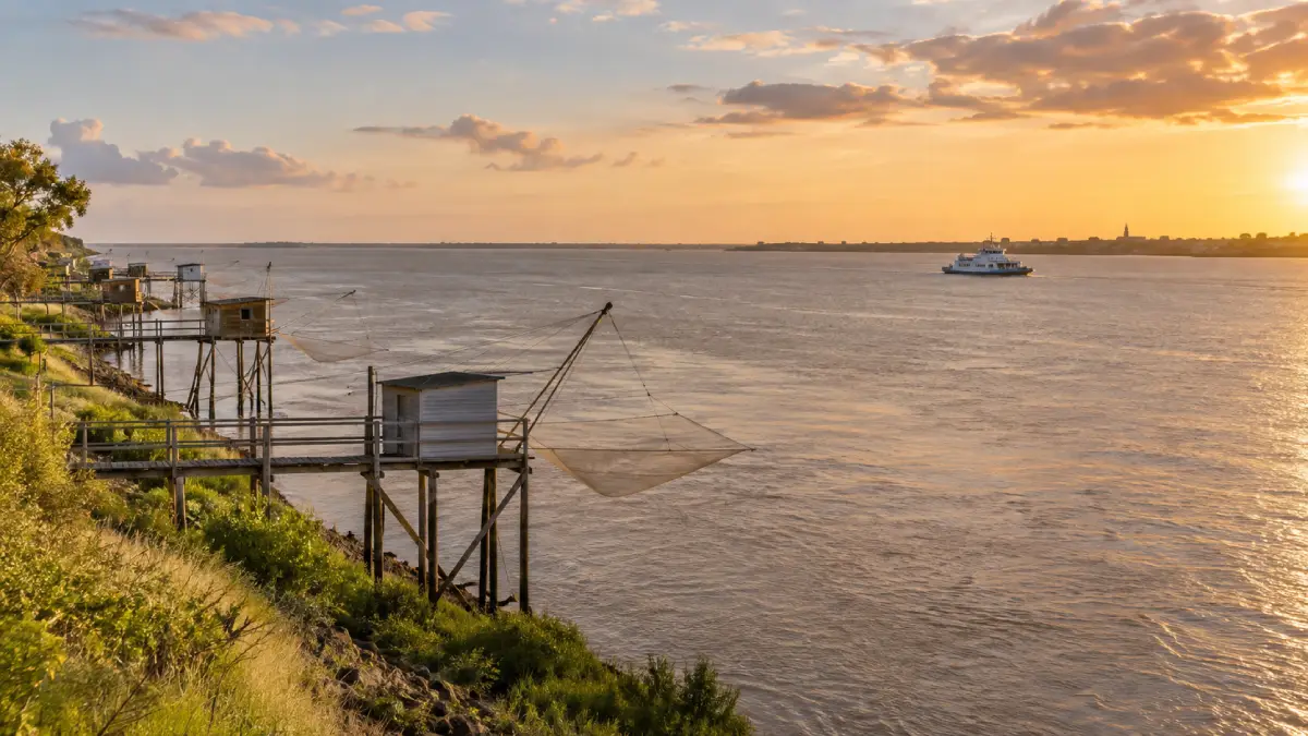Carrelets sur pilotis sur l'estuaire de la Gironde au coucher de soleil
