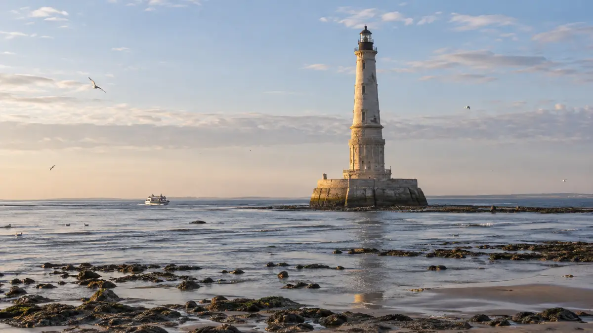 Phare de Cordouan à marée basse dans l'estuaire de la Gironde